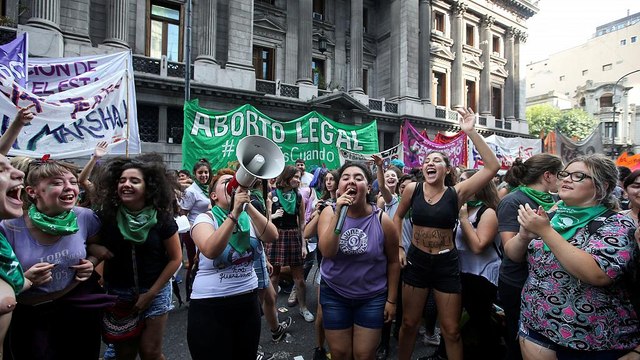 Парламент обсуждает право на аборт