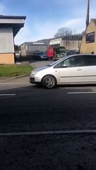 Il surprend un mécanicien aux méthodes de réparations très bizarres