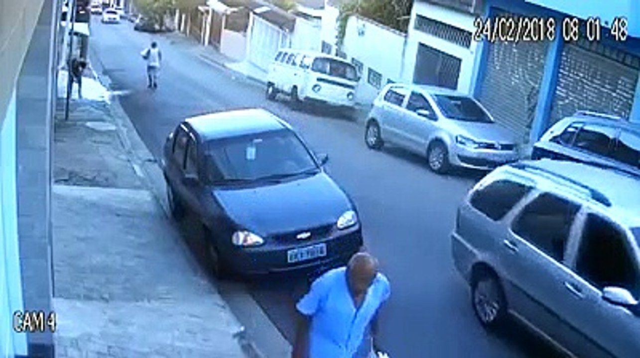 Il va vraiment regretter d’avoir mal garé sa voiture