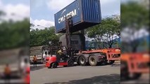 Hết hồn với cách hạ thùng container ở Việt Nam