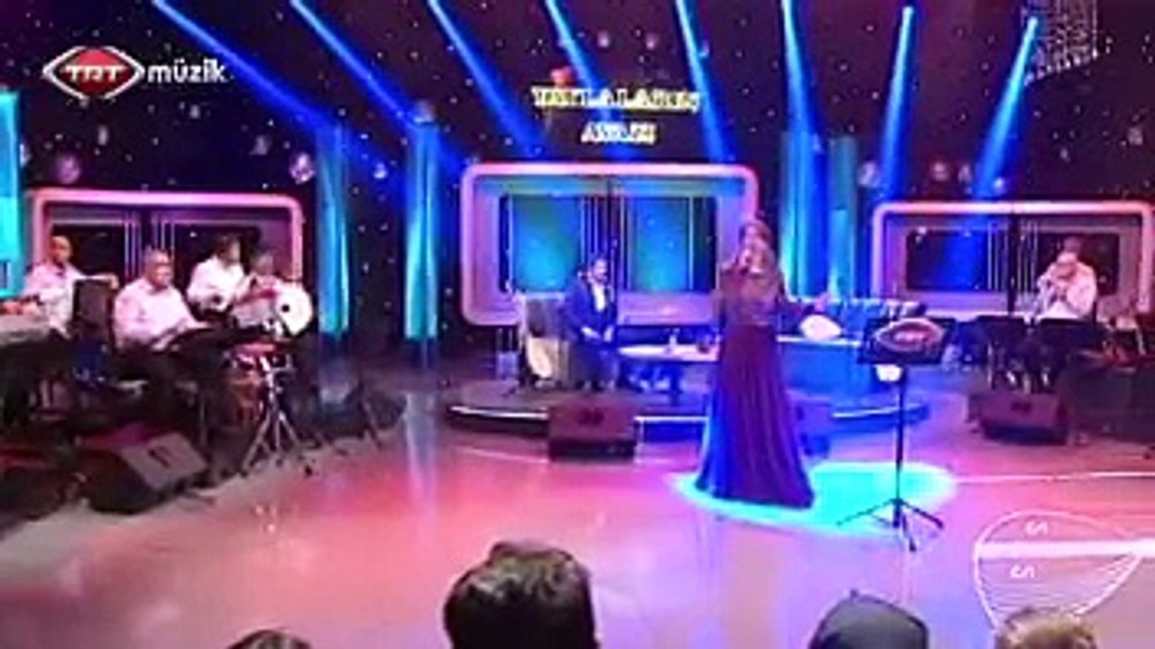 Zeynep BAŞKAN -Ayağında çorabın biri yün biri pamuk -  One of the socks on the foot of wool and cotton