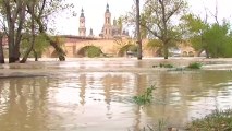 El Ebro, a punto de desbordarse, en una primavera que se parece más al invierno