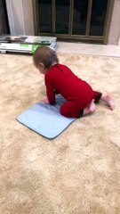 Mon frère a fait cette chose où il sort un tapis de son sac à couches