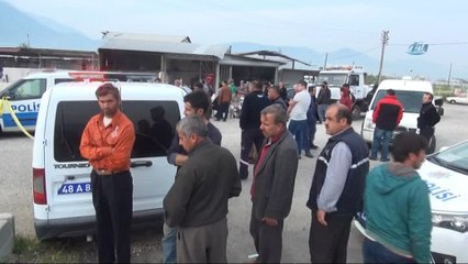 İşe gitmek için bekliyordu, kaldırıma çıkan otomobilin altında kalarak can verdi