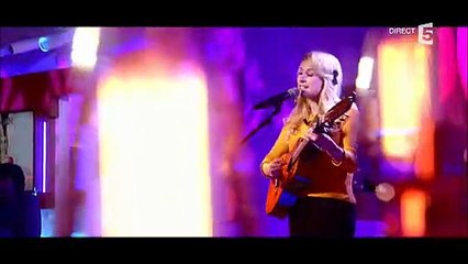 Laura Laune provoque le fou-rire d'Anne-Elisabeth Lemoine