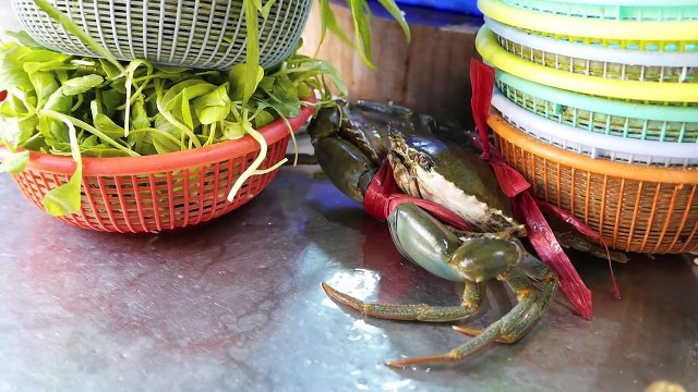 Taiwanese Street Food - LIVE CRAB Fried in Egg Batter