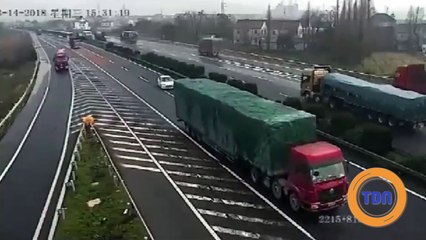 Une voiture loupe sa sortie et deux camions vont en faire les frais