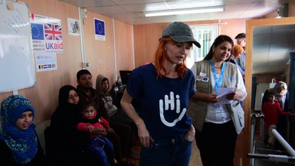 Axelle Red rend visite à des Syriens dans un camp de réfugiés jordanien