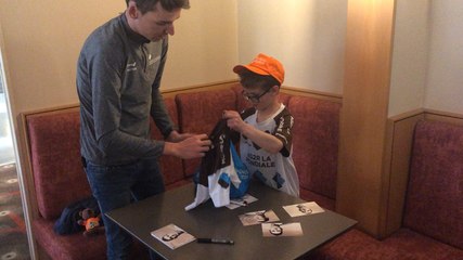 Romain offre un maillot au petit garçon