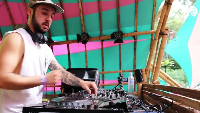 Un fan fait tomber les platines d'un DJ
