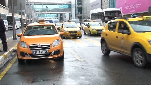 Suudi Arabistanlı müşteriyi, yolları bilmemesinden faydalanıp İstanbul’u dolaştırarak Sabiha Gökçen Havalimanı’na götürdüğü iddiasıyla hakkında 10 yıla kadar hapis istemiyle dava açılan taksici, 1 yıl 3 ay hapse çarptırıldı.