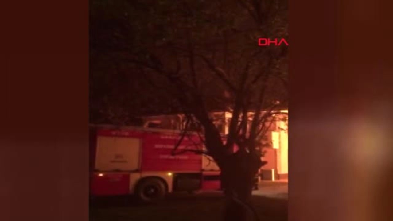 Sakarya Odunlukta Çıkan Yangında 2 Otomobil, 1 Kamyonet Yandı