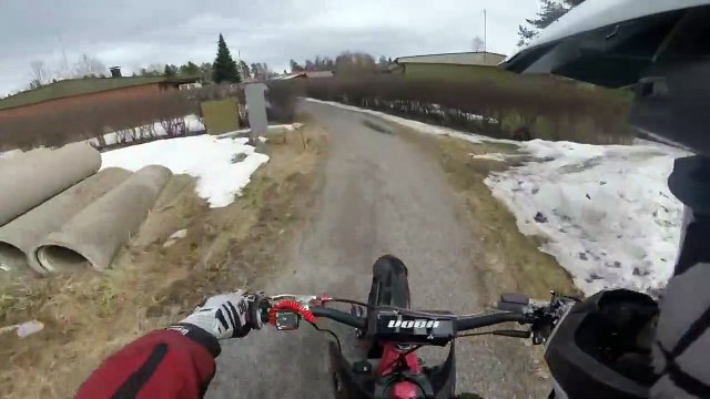 Course poursuite incroyable entre un motard et la police en Finlande !