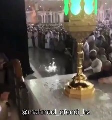 kabe-i muazzama'ya yağmur yağıyor