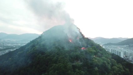 김해 임호산 흥부암에 불...야산으로 번져 / YTN