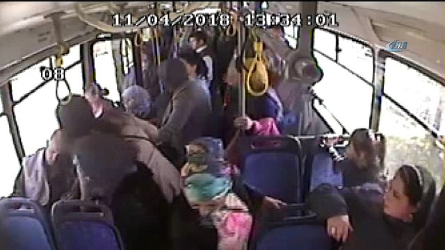 Otobüs şoförü, kalp krizi geçiren yolcuyu hastaneye yetiştirdi... O anlar kamerada