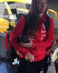 Télécharger la video: ¡Ya estamos en el Estadio La Portada !#LaRojaFemenina arribó hace pocos minutos al recinto serenense para afinar los últimos detalles del debut ante Selecció