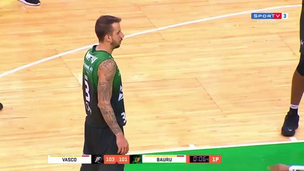 Un basketteur rate volontairement son lancer franc pour marquer un 3 points de la victoire