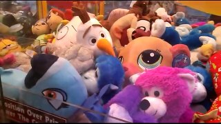 FROZEN FEVER: THE BATTLE OF OLAF AT THE CLAW MACHINE!