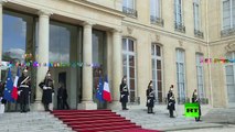 لحظة استقبال الرئيس الفرنسي ماكرون لولي العهد السعودي محمد بن سلمان بقصر الإليزيه