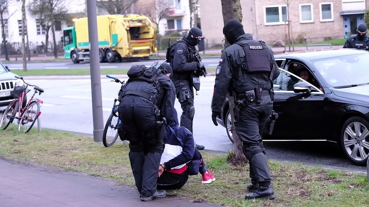 Razzia gegen 187 Strassenbande – Maxwell in Handschellen