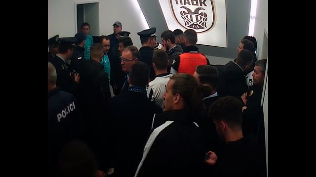 To video του ΠΑΟΚ με τον Κομίνη να σφυρίζει στα αποδυτήρια για να βγουν οι δύο ομάδες στο γήπεδο - 11.04.2018