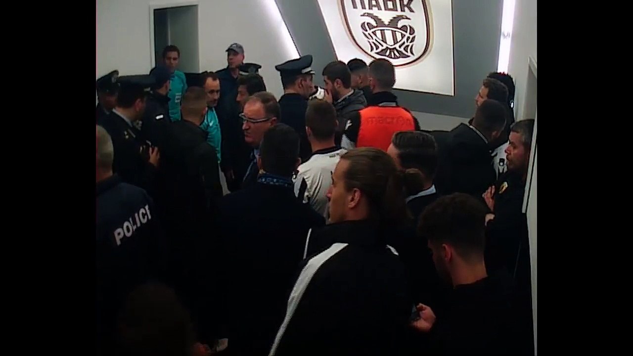 To video του ΠΑΟΚ με τον Κομίνη να σφυρίζει στα αποδυτήρια για να βγουν οι δύο ομάδες στο γήπεδο - 11.04.2018