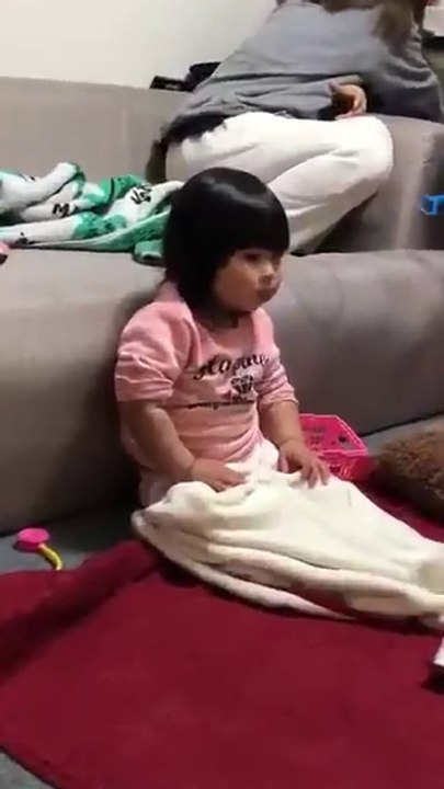 Quand tu détestes partager tes gateaux! Fillette trop drole