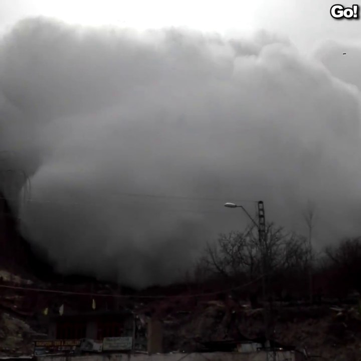 Une avalanche impressionnante recouvre ce village d'un épais nuage de neige