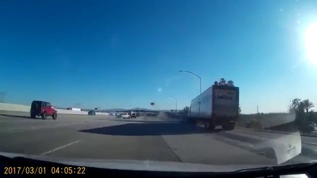 Un chauffard débarque de nulle part et provoque le pire sur l'autoroute