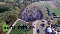 Un dron sobrevuela la gran marcha de los refugiados en Eslovenia
