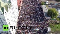 Un dron sobrevuela las masivas celebraciones del fin del ramadán en Moscú
