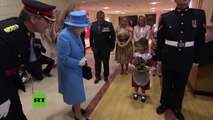 Una niña le lleva flores a la reina Isabel II y se lleva una bofetada de regalo