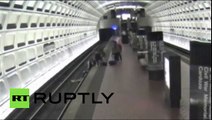 Pasajeros salvan a un hombre en silla de ruedas caído a las vías del metro