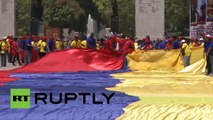 Venezuela despliega la bandera más grande en la historia del país