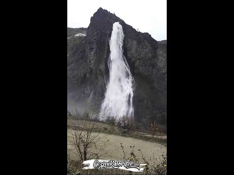 Dağın Ortasından Akan Artvin Murgul Şelalesinin Muhteşemliği