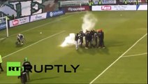 Grecia: Aficionados saltan al campo para atacar a jugadores rivales con bengalas y sillas