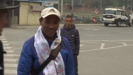 에베레스트 22번째 등정 도전에 나서는 셰르파 / YTN