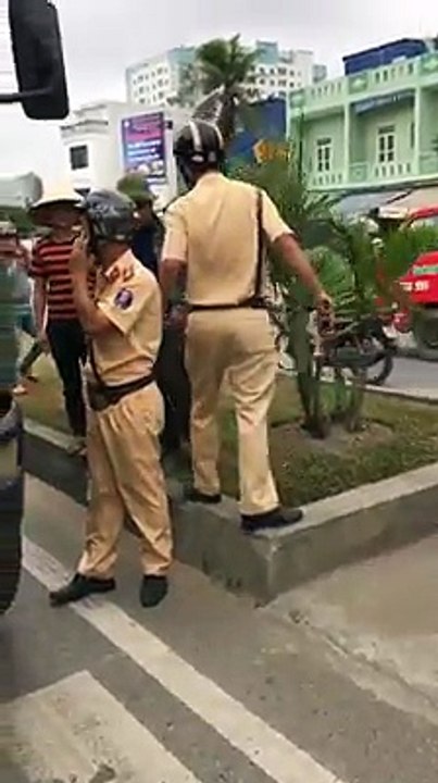 Lái xe ben chống lệnh cảnh sát giao thông, đâm hỏng xe chuyên dụng