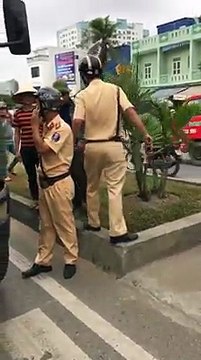 Lái xe ben chống lệnh cảnh sát giao thông, đâm hỏng xe chuyên dụng