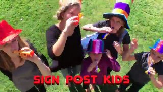 Learn English Colors! Rainbow Water Balloons with Sign Post Kids!