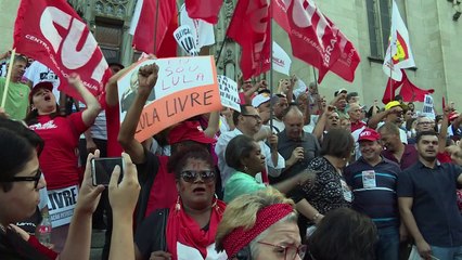 Manifestantes pedem que Lula seja solto