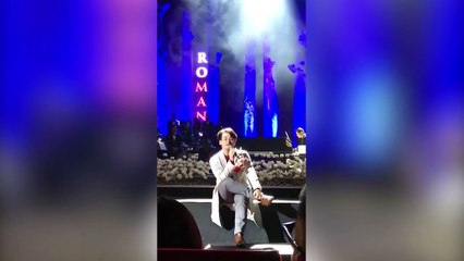 Hà Anh Tuấn hát live Tháng Tư Là Lời Nói Dối Của Em cùng khán giả trong concert