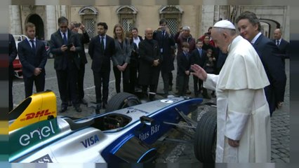 شاهد: البابا فرانسيس يبارك سيارة فورمولا E