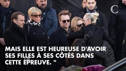 Joy et Jade continuent de déposer des mots et dessins sur l'oreiller de Johnny Hallyday