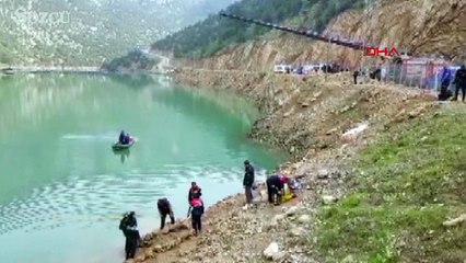 Baba ve iki oğlunun cenazeleri, 30 metreden çıkarılmaya çalışılıyor