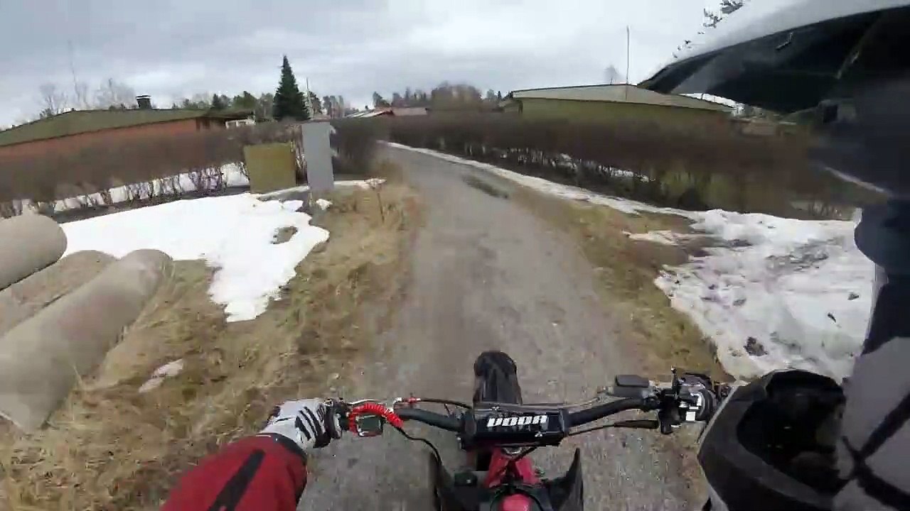 Un homme en motocross refuse un contrôle de police et se lance dans une course poursuite folle