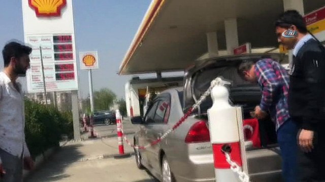 Boğazına bıçak dayayıp telefonunu gasp ettiler
