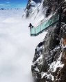 Cette femme a trouvé un spot magnifique et flippant au dessus des nuages pour faire sa gym