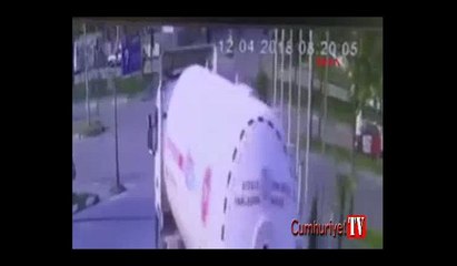 Bursa'da kamyonet altında sürüklenen bisikletli ağır yaralandı